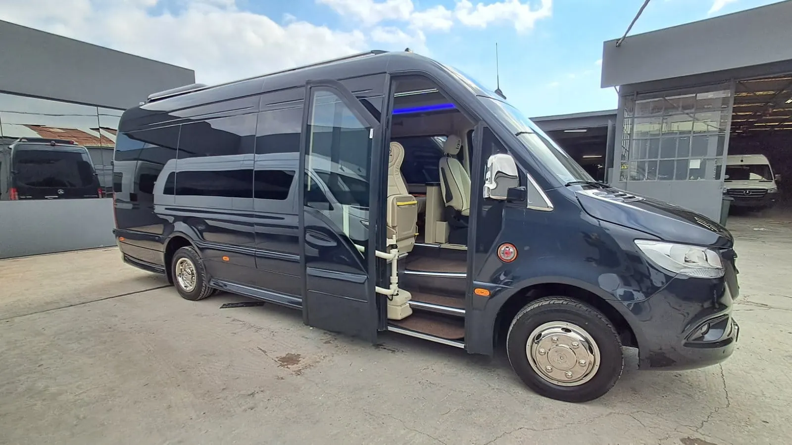 Mini bus Mercedes-Benz Sprinter με ανοιχτή την πόρτα επιβατών