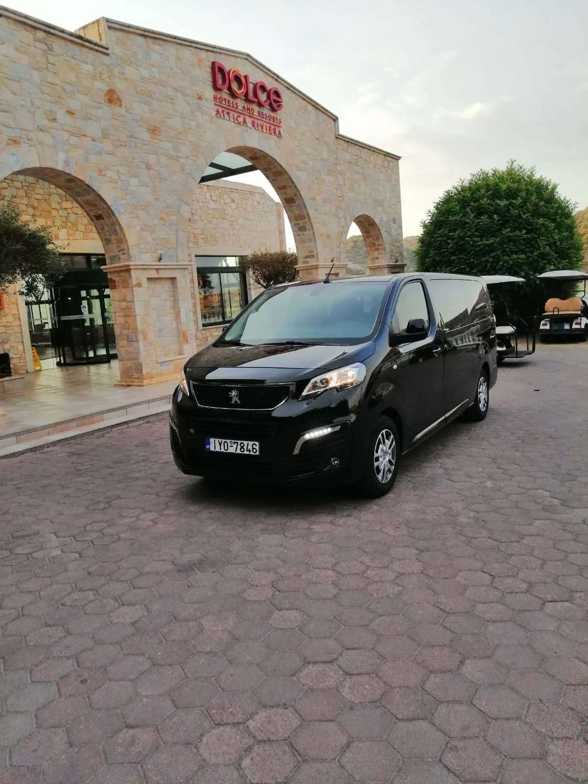 Mini van Peugeot Traveller στην πέτρινη είσοδο ξενοδοχείου